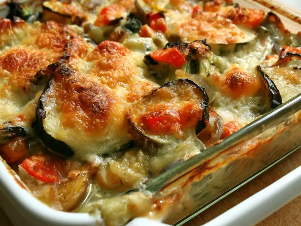 Gratin de légumes Gratin de restes de légumes au fromage doré, plat anti-gaspillage au four