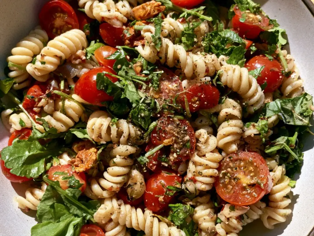 Salade de pâtes Salade froide de restes de pâtes aux tomates cerises et herbes fraîches