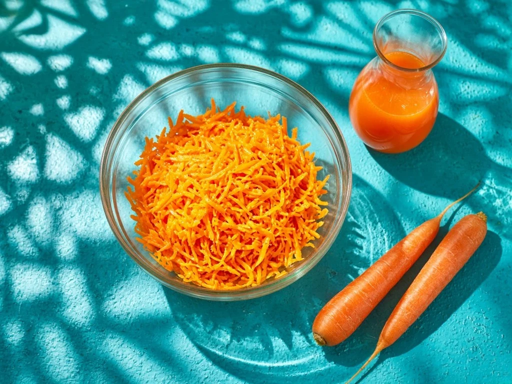 Salade fraîche de carottes râpées au jus de fruit
