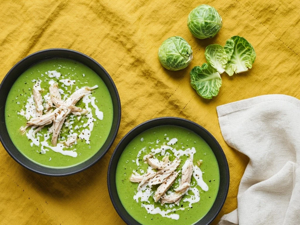 Velouté réconfortant de choux de Bruxelles au poulet